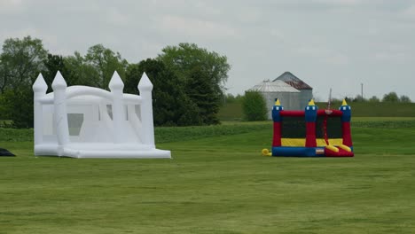 Parques-Infantiles-Móviles-Con-Castillos-Inflables-Sobre-Un-Campo-De-Césped,-Creando-Una-Zona-De-Juegos-Divertida-Para-Los-Niños.