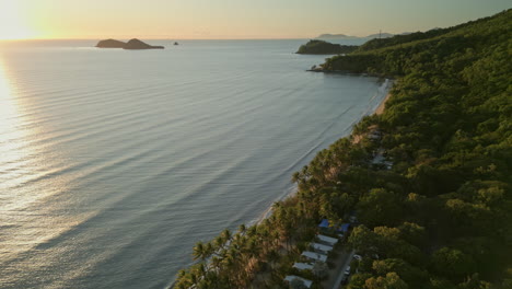 Drohnensonnenaufgang-Im-Tropischen-Queensland,-Australien-Am-Ellis-Beach