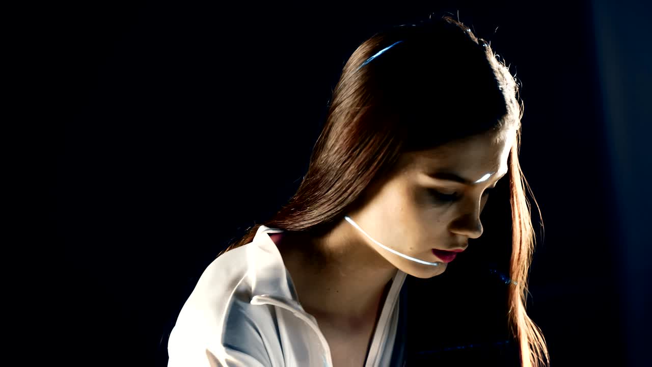 retrato exitoso de mujer de cerca atractivo concepto de oficina del futuro filmado en estudio con iluminación cinematográfica y efecto de humo. prores