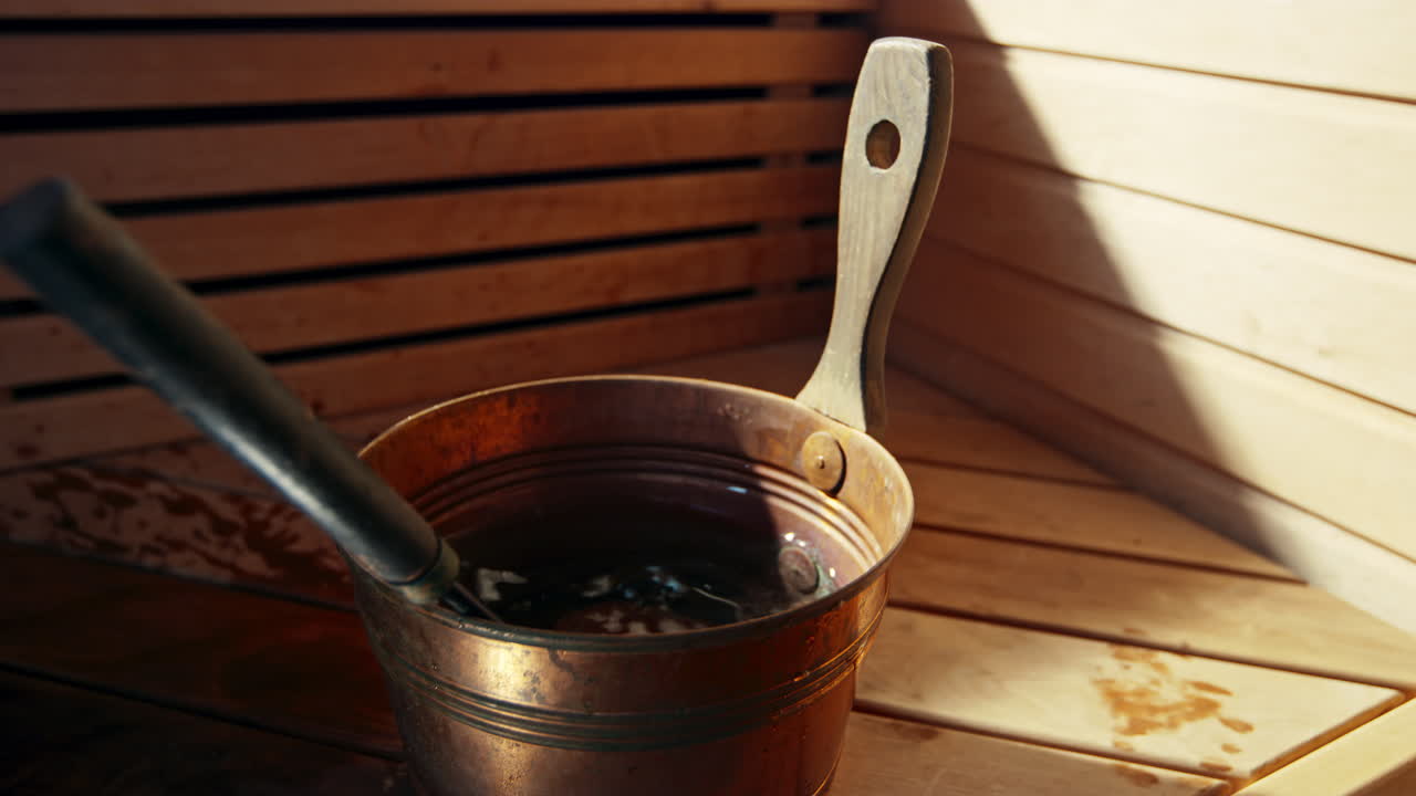 cubo de agua de sauna llamado kip o cubo, criada de cobre