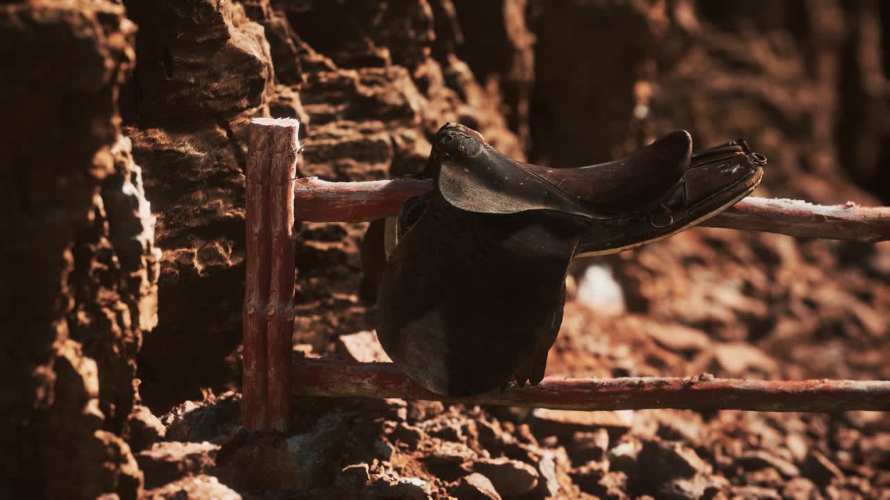 silla de montar y rocas rojas en el valle del monumento