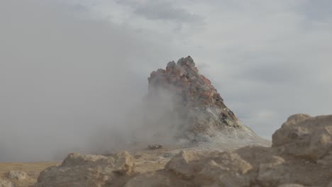 Paisaje-Rocoso-Con-Niebla-Proveniente-De-Las-Aguas-Termales-De-Islandia