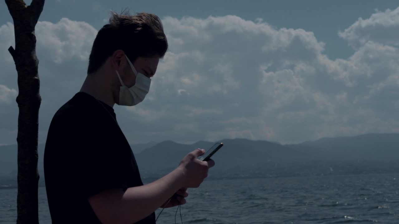 마스크를 쓰고 헤드폰을 쓰는 젊은이 1