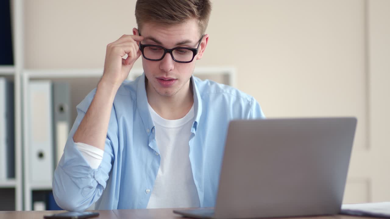 joven trabajando en una computadora portátil