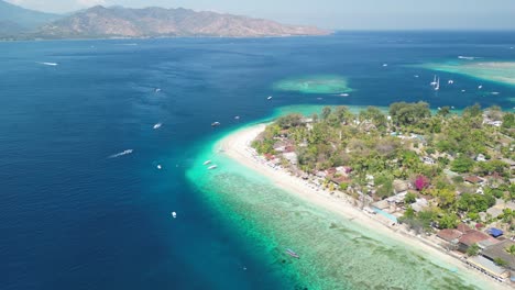 gili air beach sur, indonesia: playas prístinas, aguas cristalinas y el encanto de la aldea local - vista desde el aire