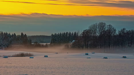 Vista-De-Campos-Agrícolas-Blancos-Cubiertos-De-Nieve-Con-Fardos-De-Heno-De-Tarde-A-Noche-En-Timelapse-En-El-Campo-Rural