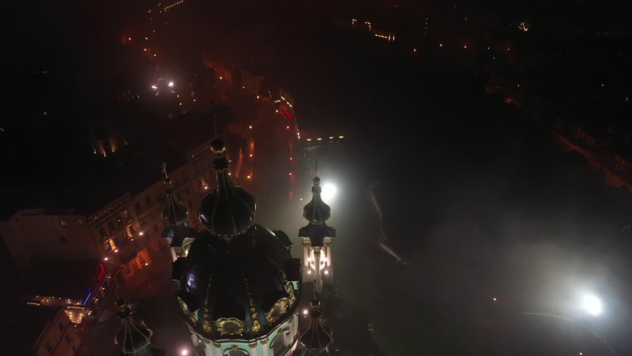 vista aérea de una iglesia por la noche en la niebla