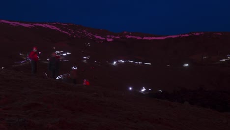 faros tiempo lapse excursionistas dentro del cráter del volcán al atardecer islandia