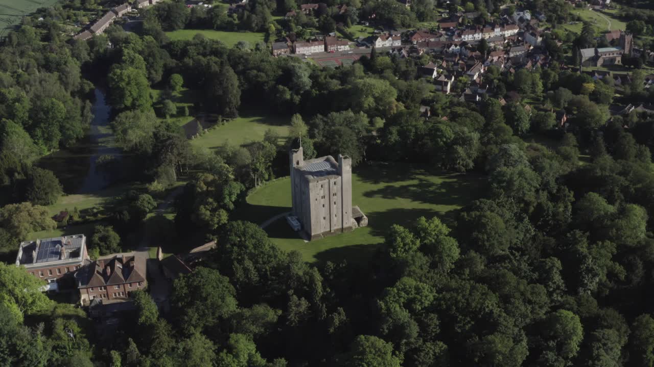 Castello Hedingham come elemento centrale con la telecamera che esegue una panoramica a sinistra