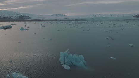 冰川冰山在水中漂浮的戏剧性冰岛景观,空中