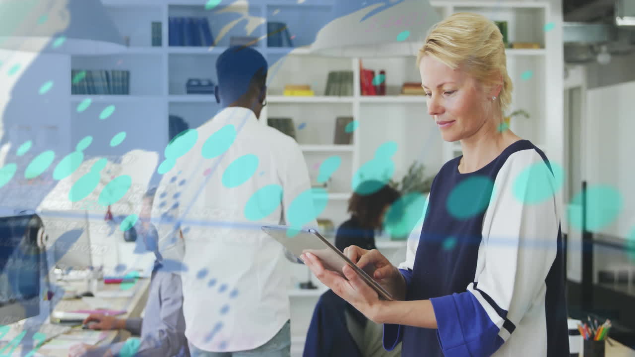 사무실에서 다양한 사업가들에 대한 금융 데이터 처리의 활성화