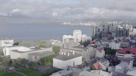 distrito costero del centro de reykjavik con edificios de apartamentos de gran altura