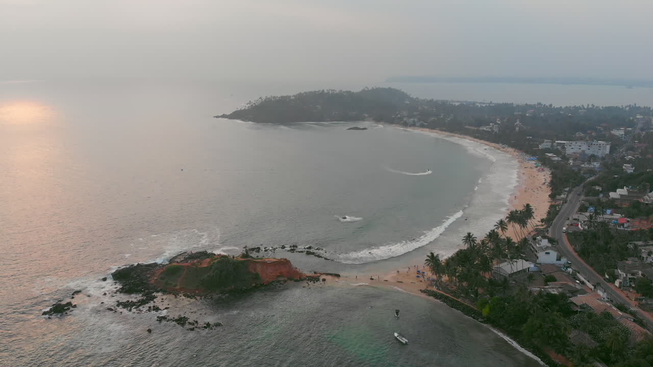 Mirissa na Srí Lance z dronu při západu slunce.
