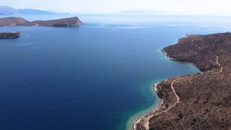 toma panorámica lateral aérea de la impresionante riviera albanesa