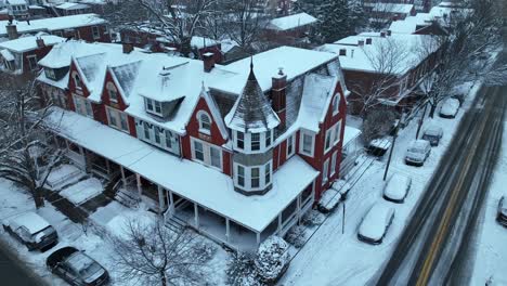 Amerikanisches-Haus-Schneebedeckt-Nach-Schneefall-Im-Winter