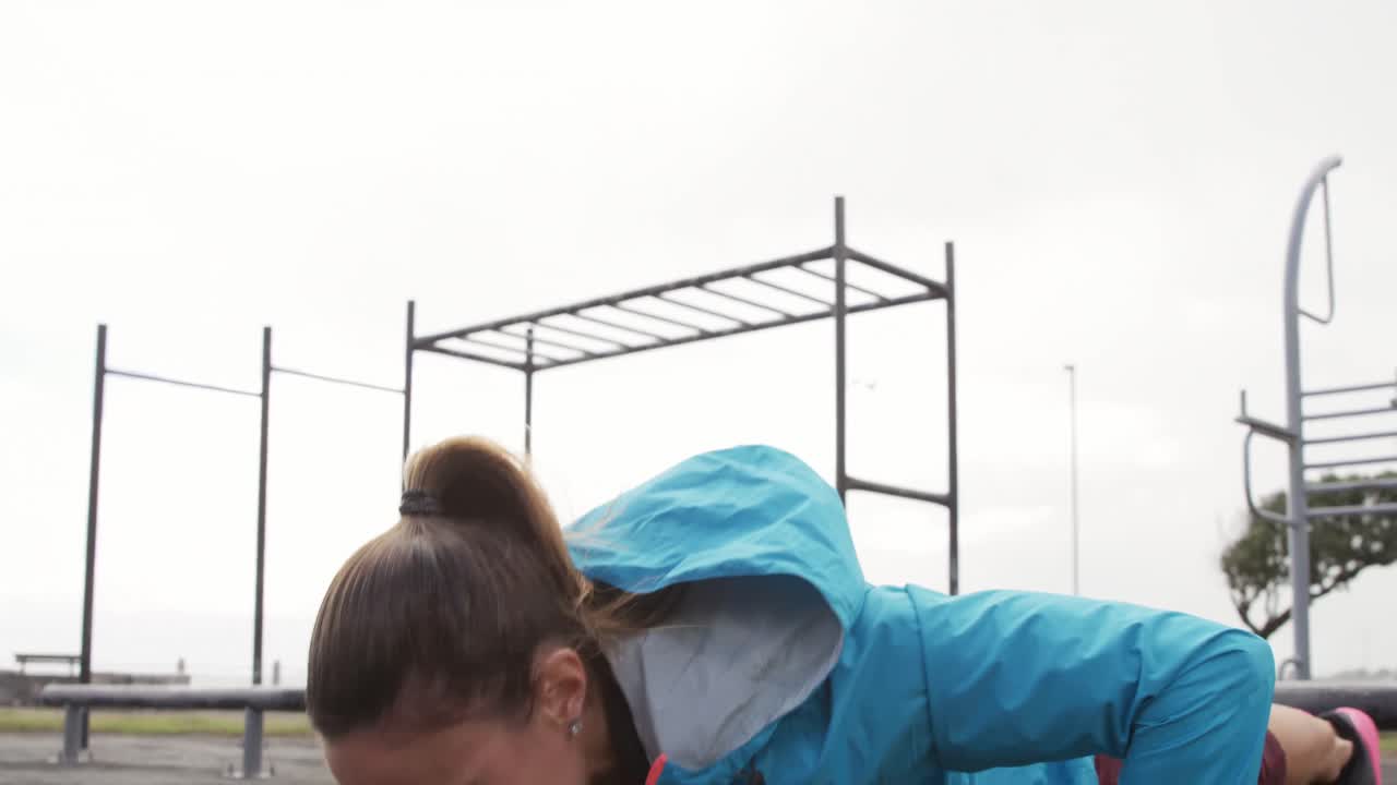 mujer caucásica deportiva haciendo ejercicio en un gimnasio al aire libre durante el día