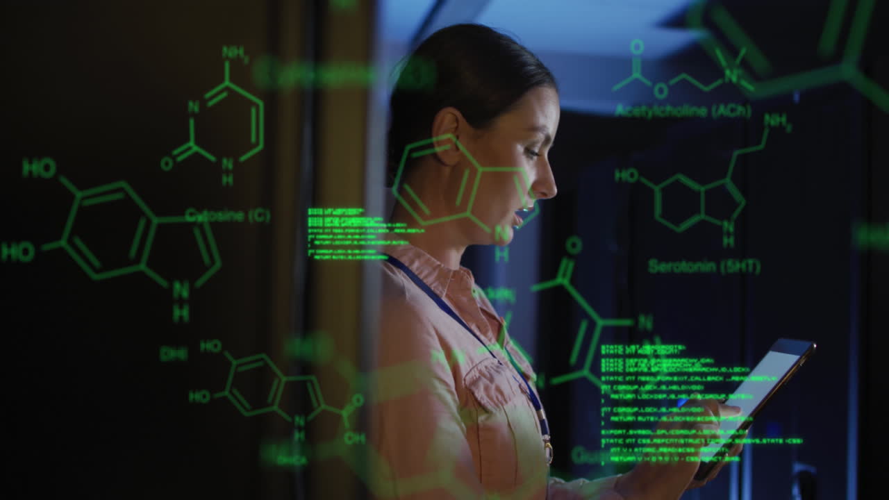 animación del procesamiento de datos sobre una ingeniera caucásica que usa una tableta digital en la sala de servidores