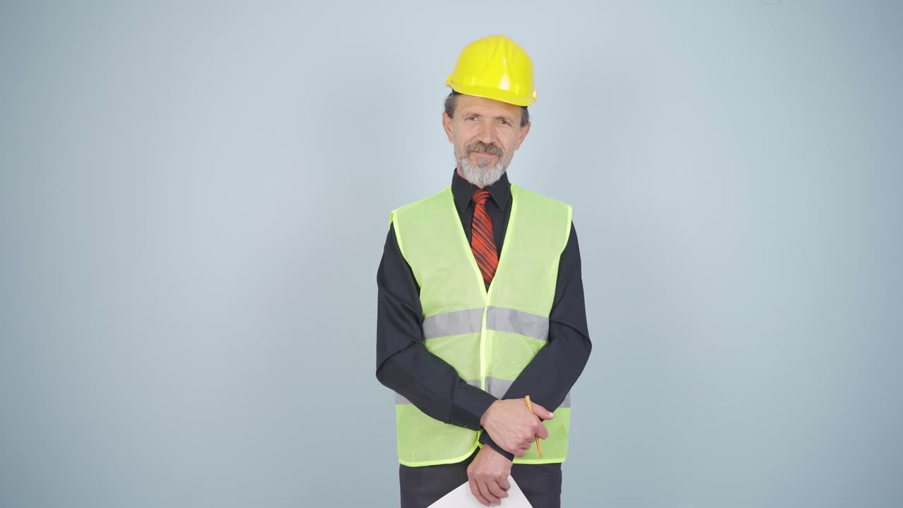 el ingeniero que tiene el proyecto se ríe.