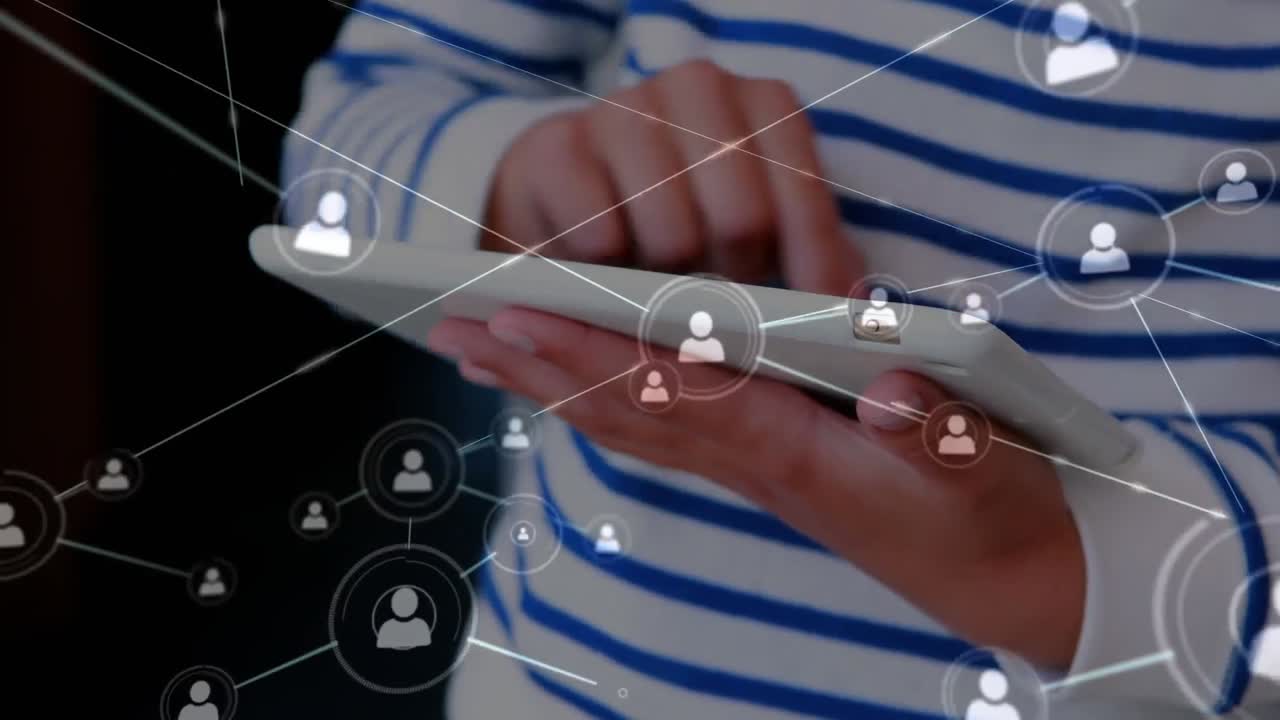 niño usando una tableta digital a través de una red de puntos conectados con un signo de redes sociales