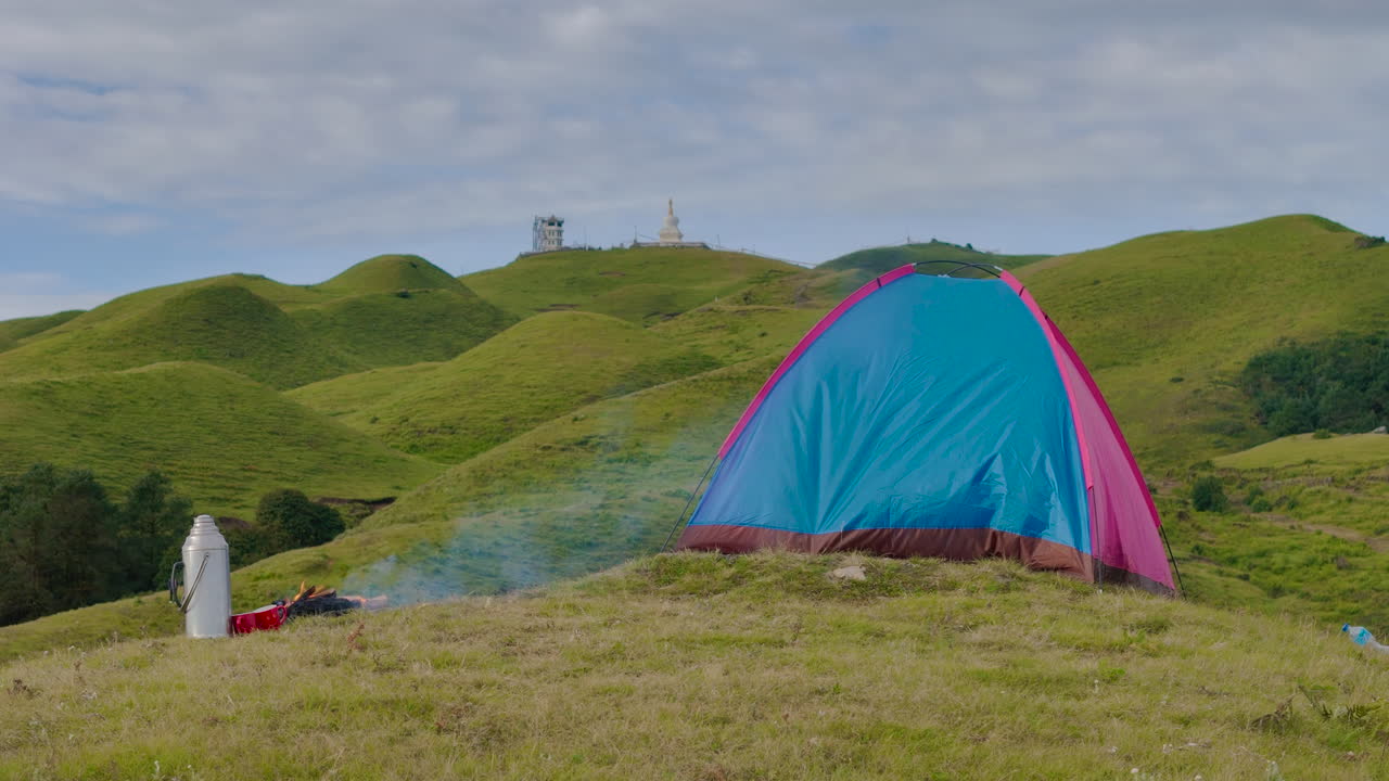 네팔의 도라카에 있는 세일룬의 풍경을 포착한 놀라운 드론 촬영, 사람들이 캠핑을 하고, 불꽃을 즐기고, 차를 마시며, 평온한 자연에 둘러싸인 평화로운 언덕 지역으로 탈출하는 곳