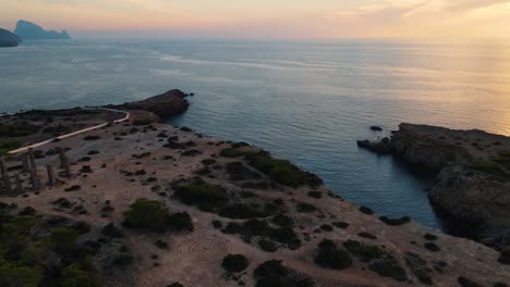 Pfirsichfarbene-Sonnenuntergangswolken-Am-Horizont-über-Dem-Meer