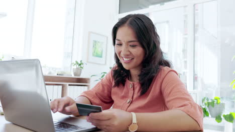 Mujer-Asiática,-Computadora-Portátil-Y-Tarjeta-De-Crédito-Con-Sonrisa