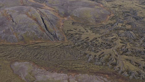 Asombrosas-Texturas-De-La-Corteza-Terrestre-Formada-Por-Erupciones-Volcánicas-En-Islandia,-Antena