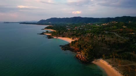 Imágenes-Cinematográficas-De-Drones-De-Naturaleza-Cinematográfica-De-4k-De-Una-Vista-Aérea-Panorámica-De-Las-Hermosas-Playas-Y-Montañas-En-La-Isla-De-Koh-Lanta-En-Krabi,-Sur-De-Tailandia,-Durante-La-Puesta-De-Sol