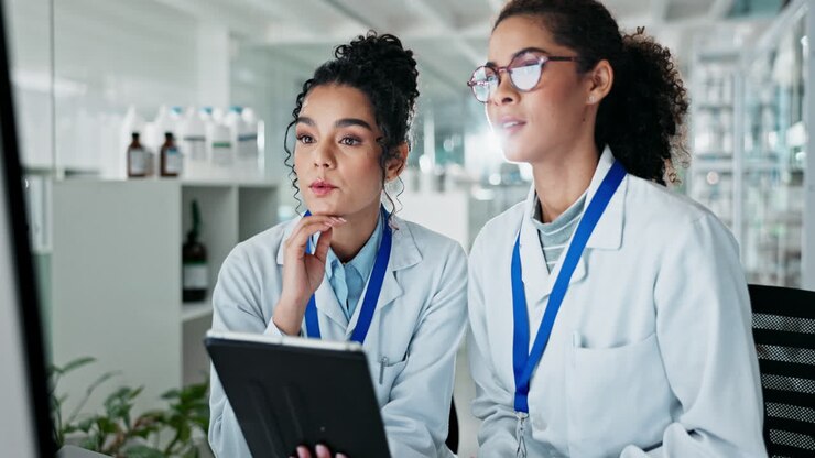 Due scienziate che lavorano in un laboratorio
