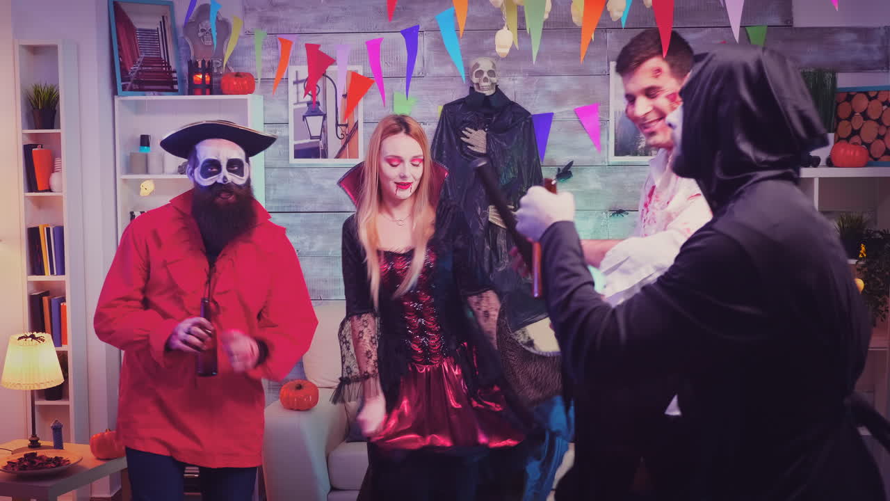 una bruja espeluznante llega con pizza a una fiesta de halloween.