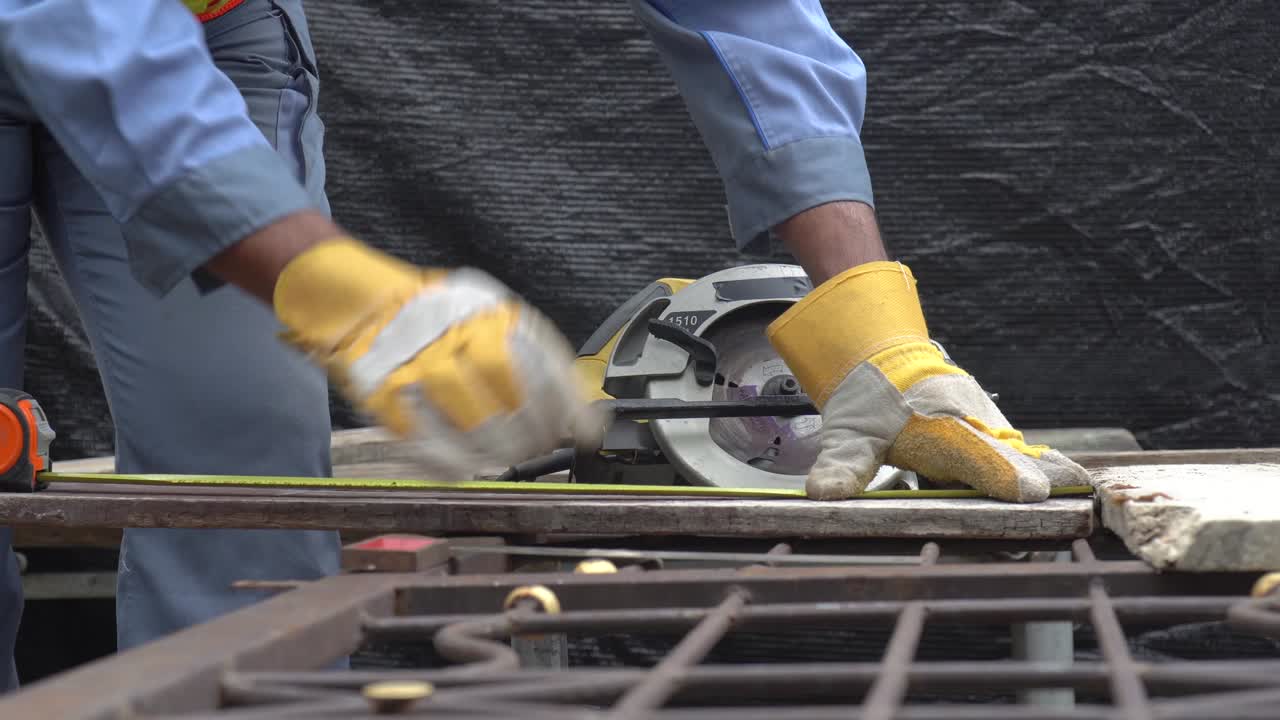 carpintero artesano asiático midiendo tabla de madera con cuadrado t tradicional y marcas con lápiz para cortar producción de muebles de madera modernos, cosas de madera hechas a mano, fabricación de productos de madera