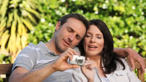 hombre feliz tomando una foto con su esposa