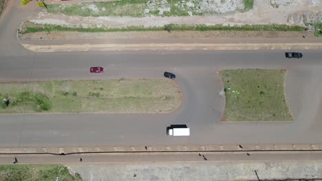 Vista-Aérea-Sobre-Una-Carretera,-Con-Vehículos-Que-Pasan-A-Toda-Velocidad,-En-Nairobi,-Kenia