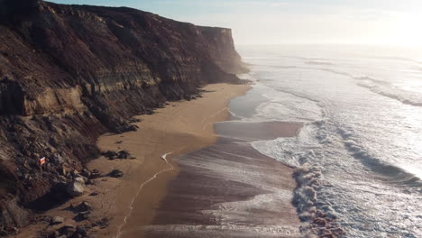 Wellen-Am-Klippenstrand-In-Portugal,-Morgenlicht---Luftaufnahme