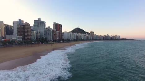 Imagen-Aérea-Del-Casco-Antiguo,-Con-Una-Hermosa-Puesta-De-Sol,-Desde-El-Costado-De-La-Imagen-Frente-Al-Mar-En-4k