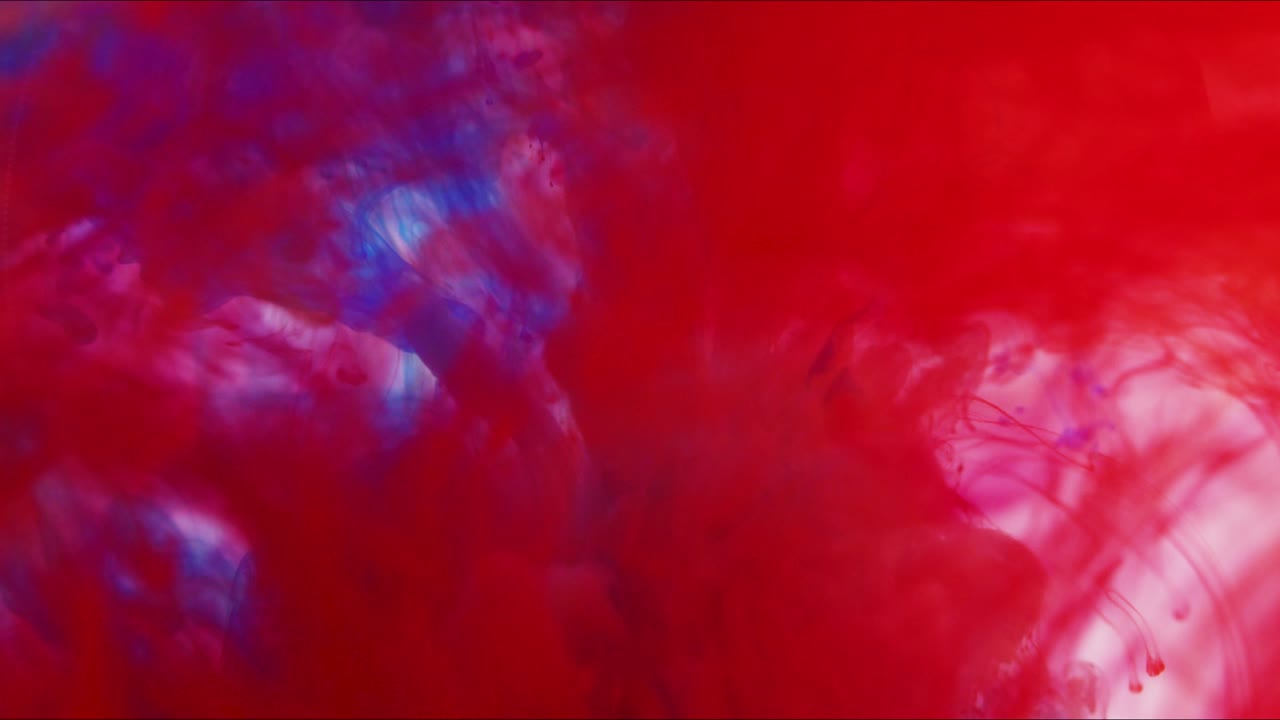 mezclar nubes de gouache coloridas en el agua y moverse en cámara lenta.