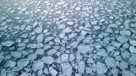 Cubierta-De-Hielo-En-El-Océano-En-Perce,-Quebec-Durante-El-Invierno