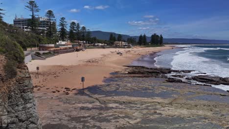 Vista-Aérea-Del-Club-De-Surf-De-La-Playa-De-North-Wollongong-Y-Las-Olas-Rompiendo-En-La-Arena-Y-Las-Rocas