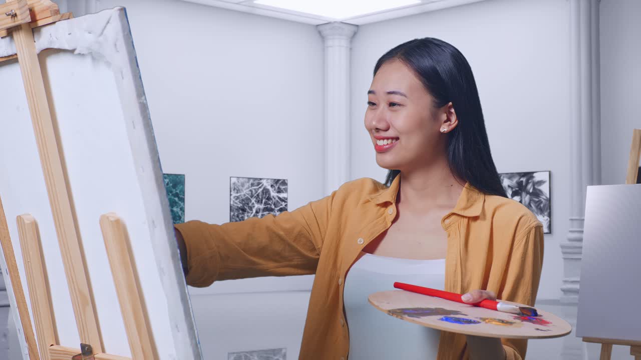 현대 미술 스튜디오에서 젊은 아시아 여성 예술가