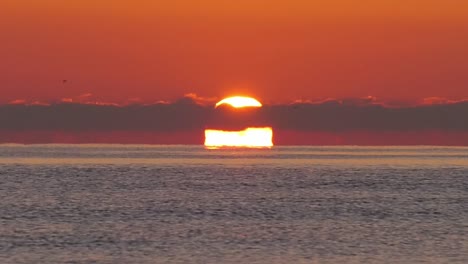 Espectacular-Amanecer-En-El-Océano-Sobre-Olas-Tranquilas,-Mediterráneo