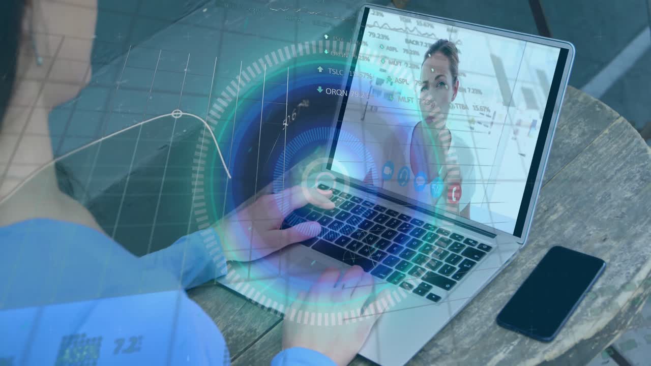 animación de escaneo de alcance y procesamiento de datos sobre una mujer usando una computadora portátil en una videollamada
