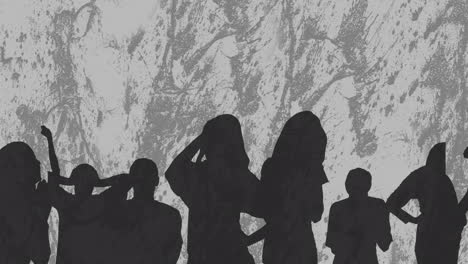 animación de siluetas de personas sobre formas en fondo gris