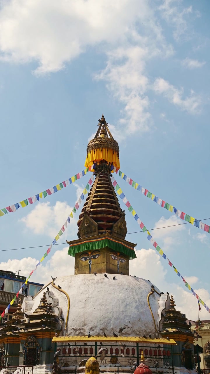 Bandiere di preghiera buddiste tibetane a Kathmandu in un tempio in Nepal. Video verticale per social media, Instagram Reels e Tiktok, con Stupa d'oro, un bellissimo simbolo religioso di preghiera nel Buddismo