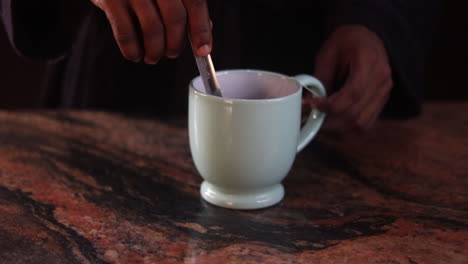 taza de té en una mesa