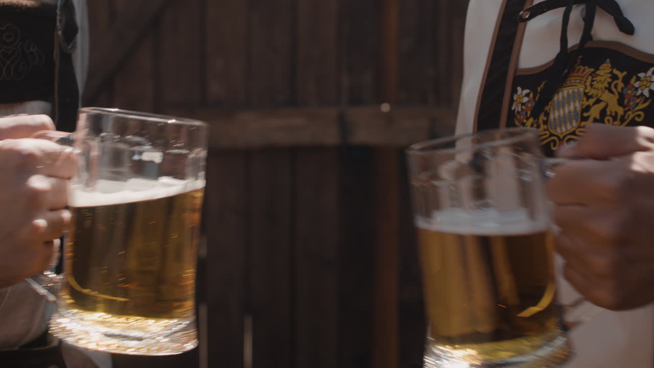 맥주 컵으로 환호합니다.