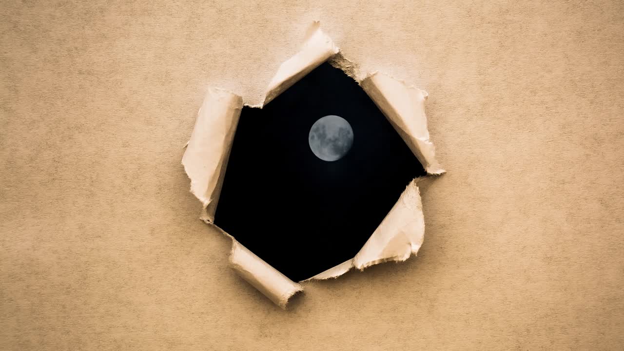 4k 타임 라프 영상: 밤하늘에 떠다니는 구름과 함께 반이는 보름달의 영상, 오래된 레트로 그런지 빈티지 종이에서 어진 가장자리를 가진 원 구을 통해 볼 수 있습니다.