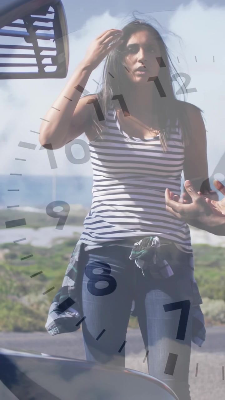 Video verticale: Donna che cammina per vedere l'oceano dopo che un uomo le offre il telefono, un orologio da viaggio che tiene traccia del tempo.