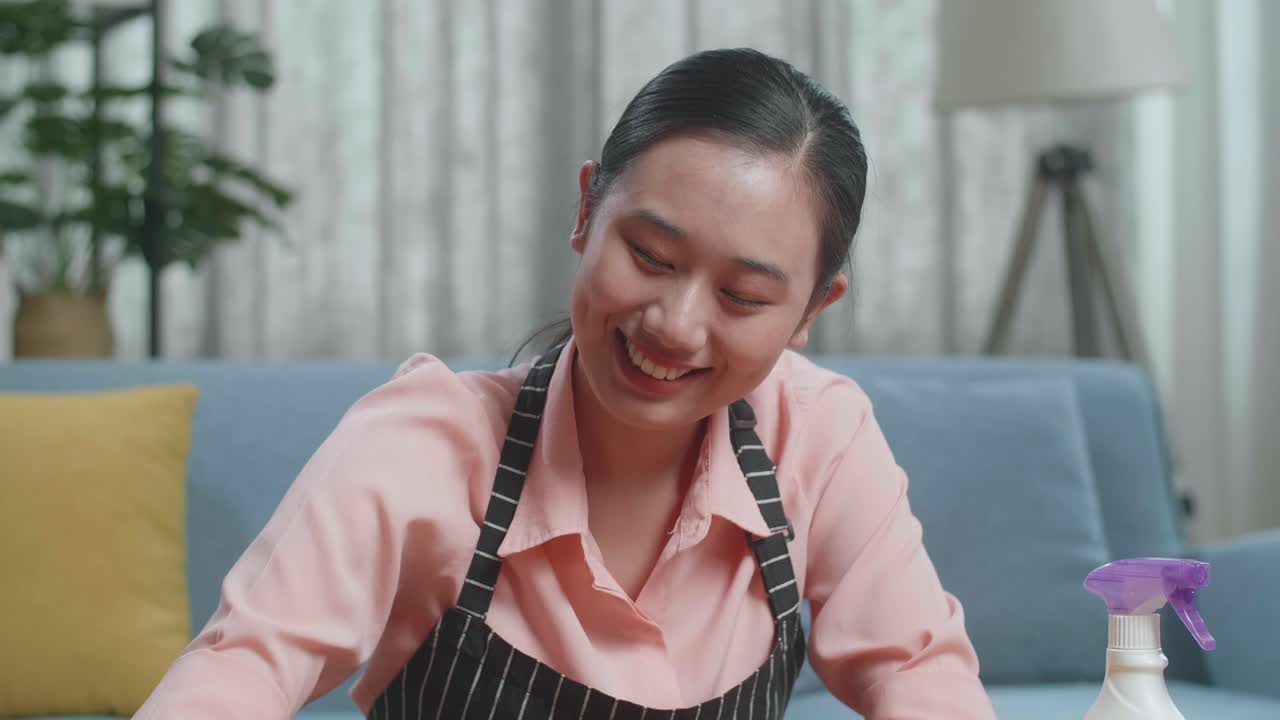 미소 짓는 아시아 여성 청소