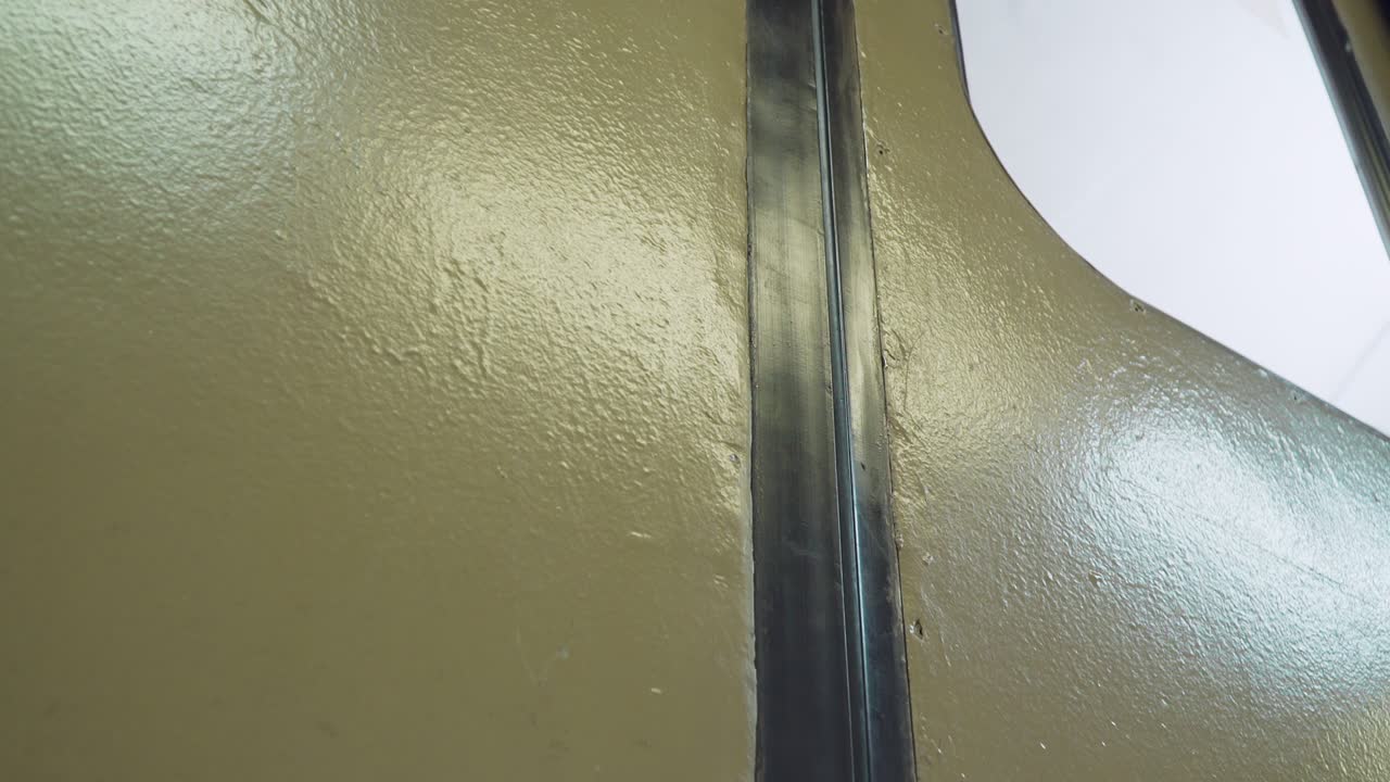 cerrando las puertas de un vagón de metro