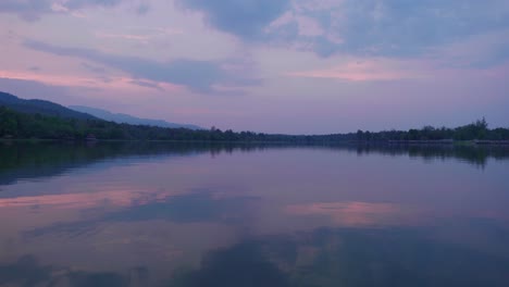 Imágenes-Cinematográficas-De-4k-Del-Paisaje-Del-Lago-Huai-Tueng-Thao-En-Chiang-Mai,-Norte-De-Tailandia-Durante-Una-Hermosa-Puesta-De-Sol